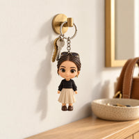 Porte-clés figurine Chibi suspendu avec anneau argenté dans une entrée parisienne