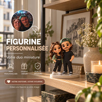 Couple de figurines personnalisées dans un intérieur parisien chaleureux